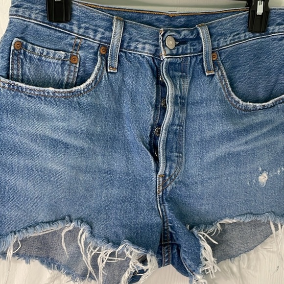 Levi's 501 NWOT Button Up Medium Wash Fringe High Rise Denim Shorts Size 28 - Picture 7 of 7